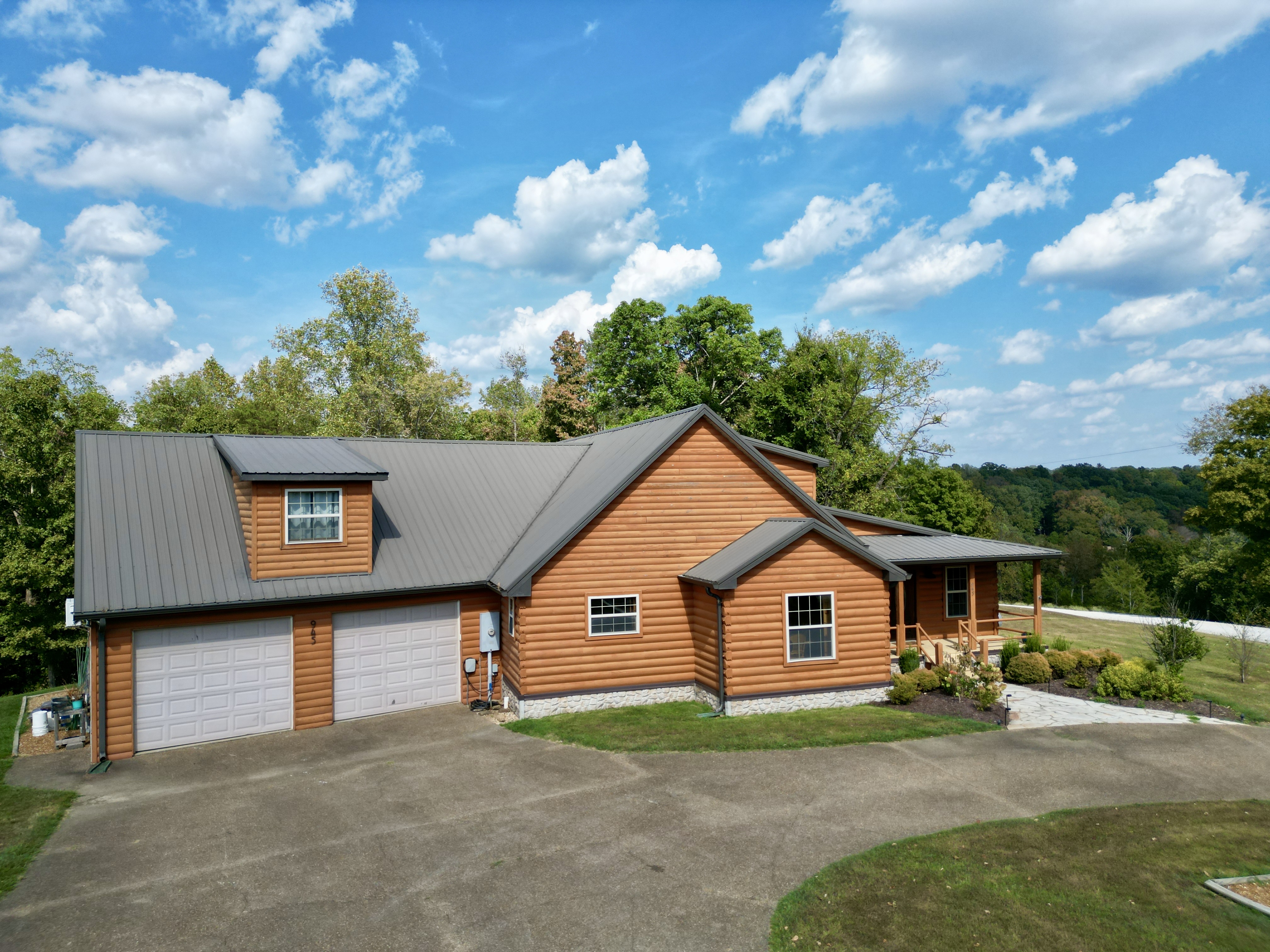 Stunning Log Home in Canyon Run at Lake Malone! photo 3