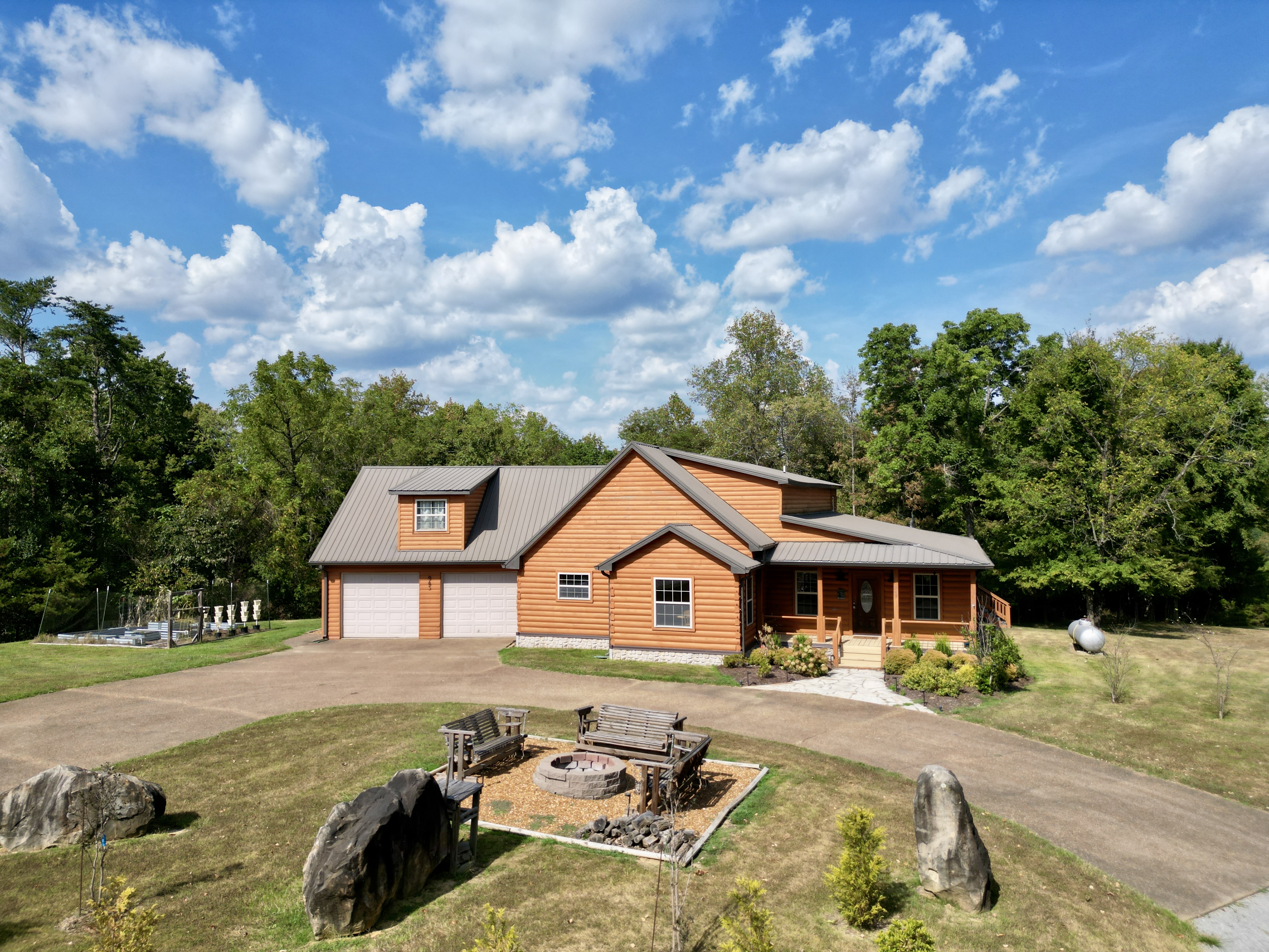 Stunning Log Home in Canyon Run at Lake Malone! photo 4