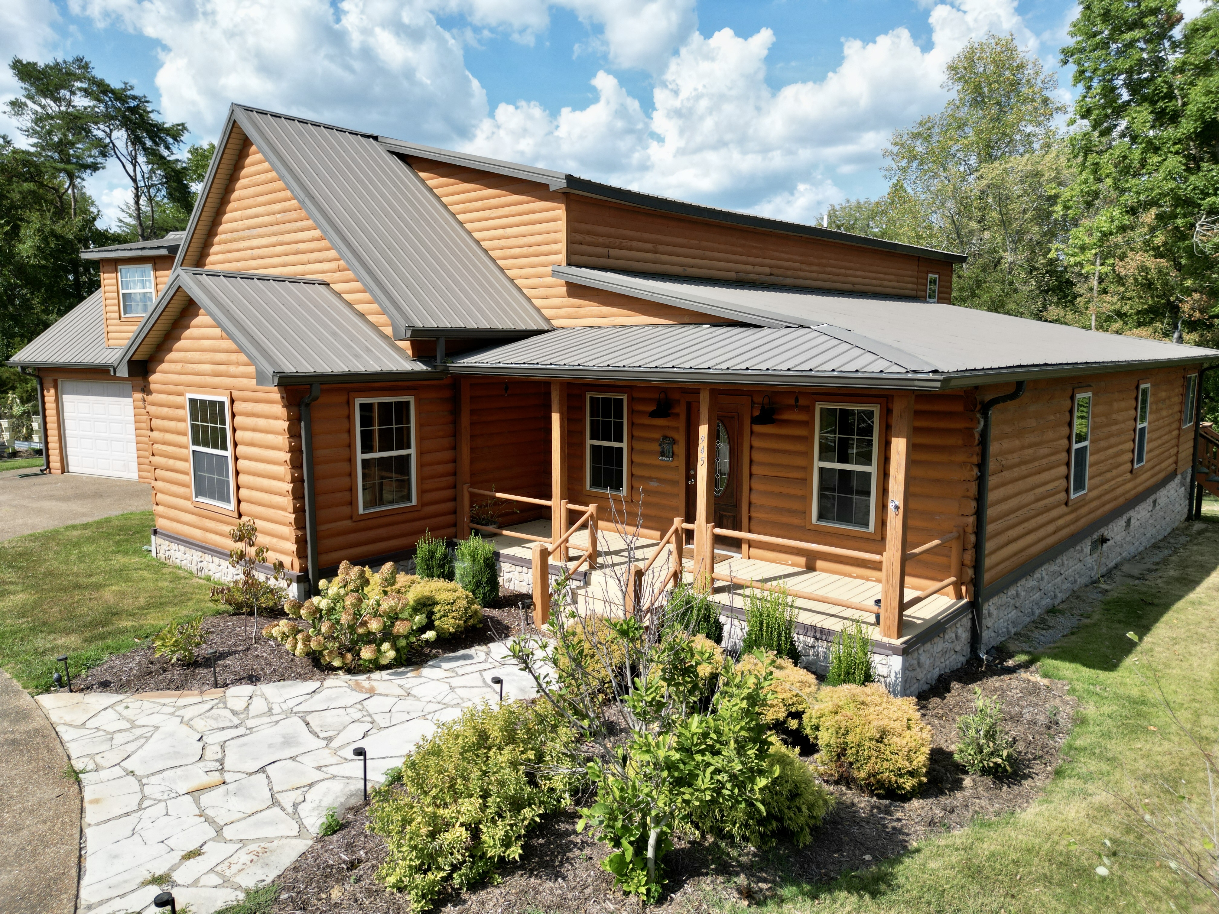 Stunning Log Home in Canyon Run at Lake Malone! photo 5